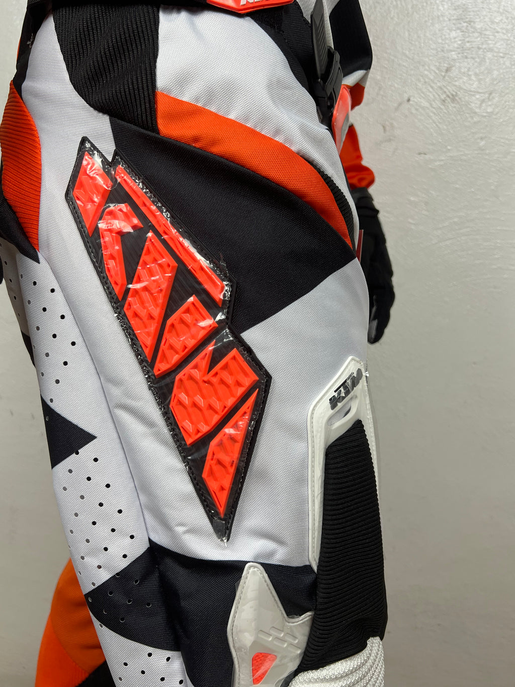 KTM Suit 02