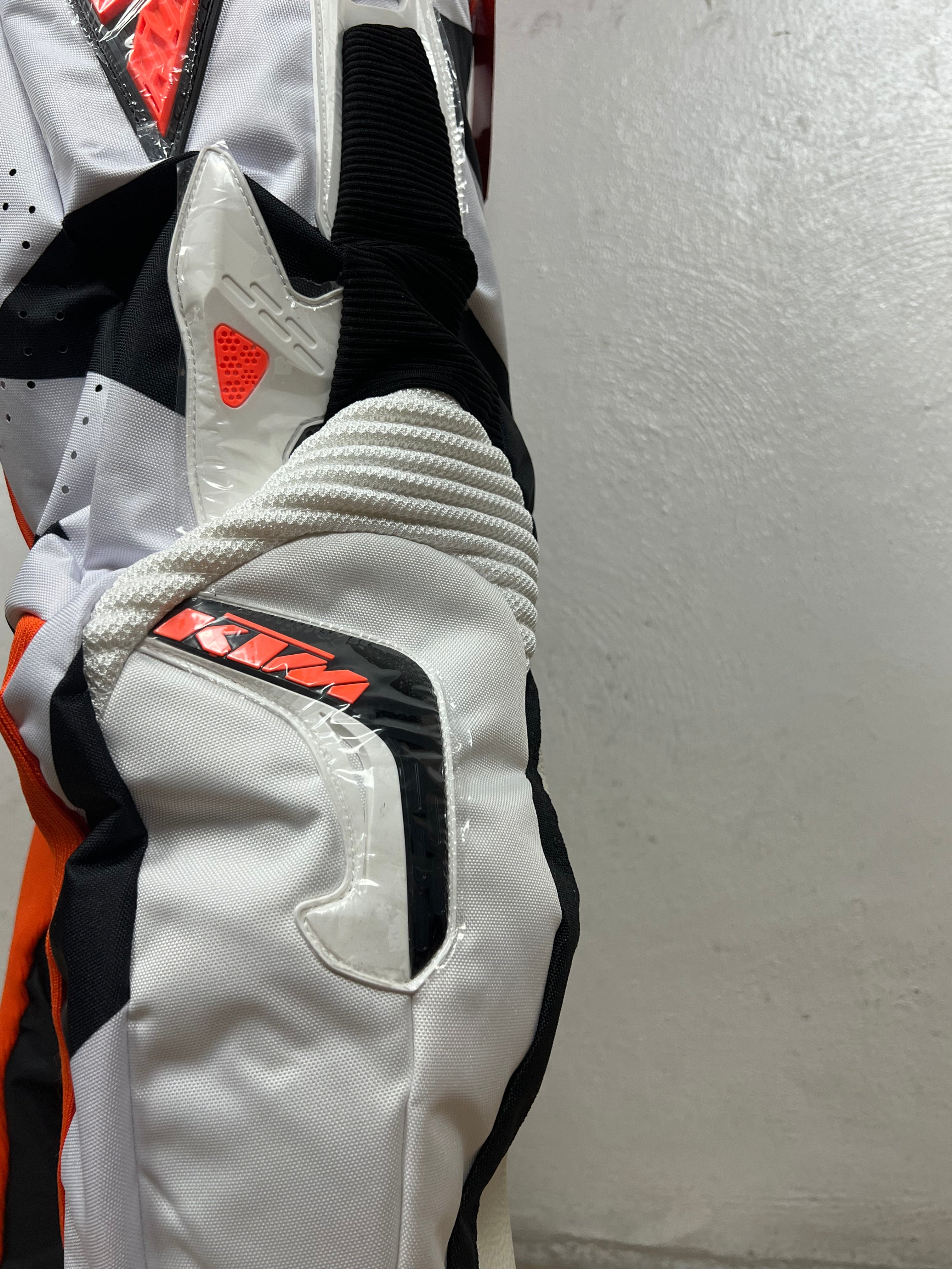 KTM Suit 02