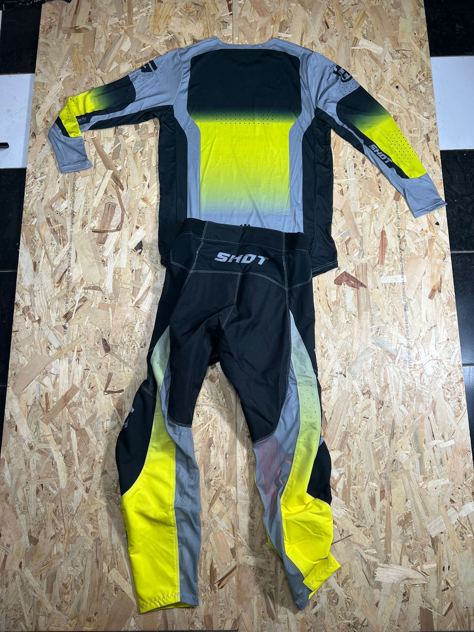 Traje Husqvarna Gris