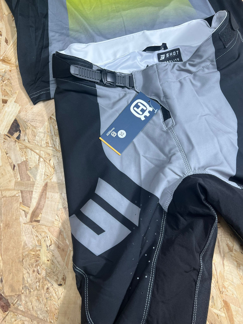 Traje Husqvarna Gris